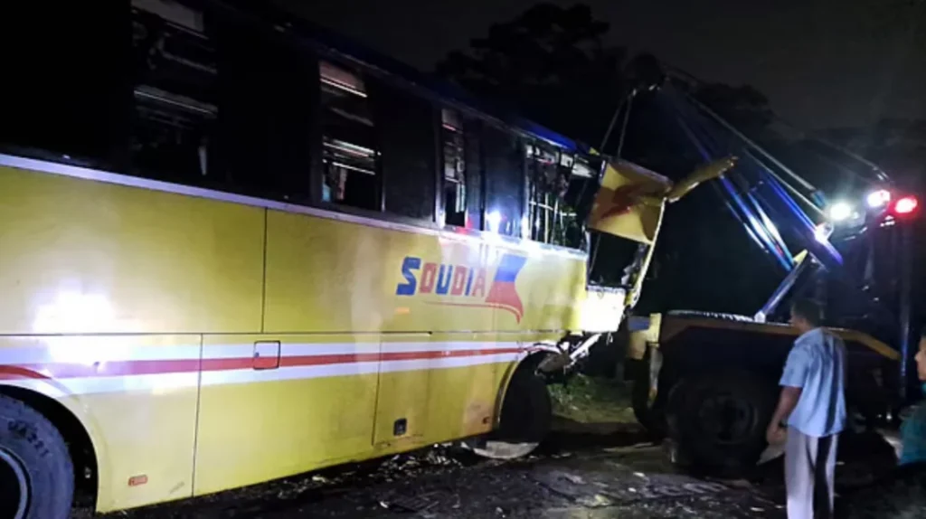 চট্টগ্রামের পটিয়ায় দুই বাসের মুখোমুখি সংঘর্ষে এক চালক নিহত, আহত অন্তত ৪০