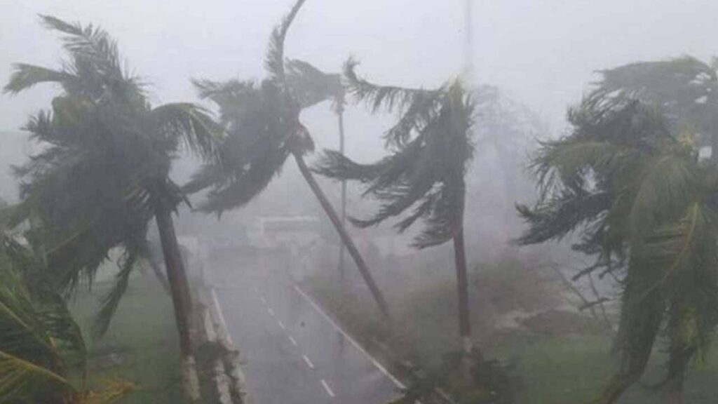 ঢাকাসহ যেসব জেলায় দুপুরের মধ্যে ৬০ কিমি বেগে ঝড়ের আভাস ঢাকাসহ যেসব জেলায় দুপুরের মধ্যে ৬০ কিমি বেগে ঝড়ের আভাস