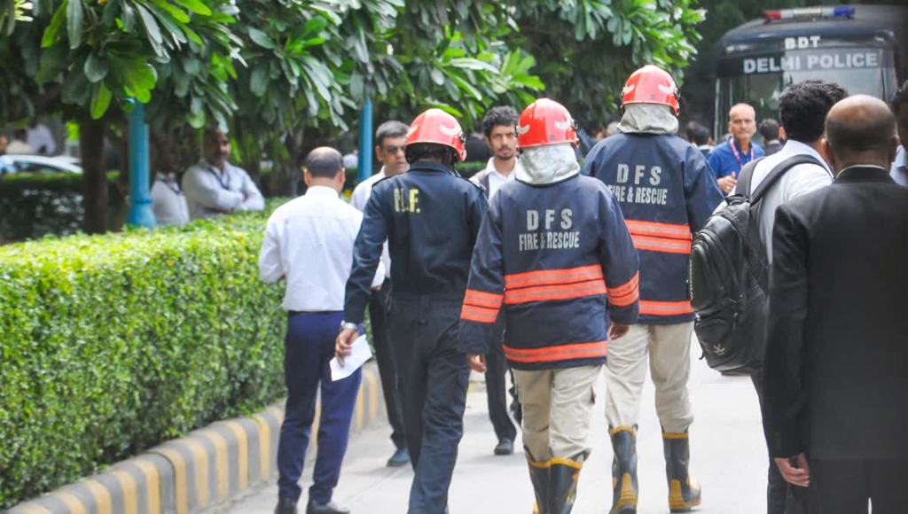 ভারতের রাজধানীতে ৩ শতাধিক স্কুল ও একাধিক বিমানবন্দরে বোমা হামলার হুমকি ভারতের রাজধানীতে ৩ শতাধিক স্কুল ও একাধিক বিমানবন্দরে বোমা হামলার হুমকি