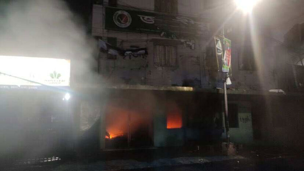 রাজধানীতে জাতীয় পার্টির কেন্দ্রীয় কার্যালয়ে হামলা ও অগ্নিসংযোগ