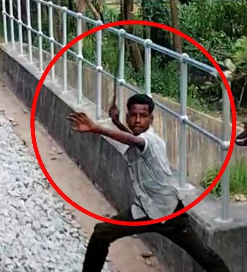 ঈদগাঁওয়ে চলন্ত ট্রেনে আক্রমণে জড়িত কিশোর ছিনতাইকারী চিহ্নিত-পুলিশের অভিযান ঈদগাঁওয়ে চলন্ত ট্রেনে আক্রমণে জড়িত কিশোর ছিনতাইকারী চিহ্নিত-পুলিশের অভিযান