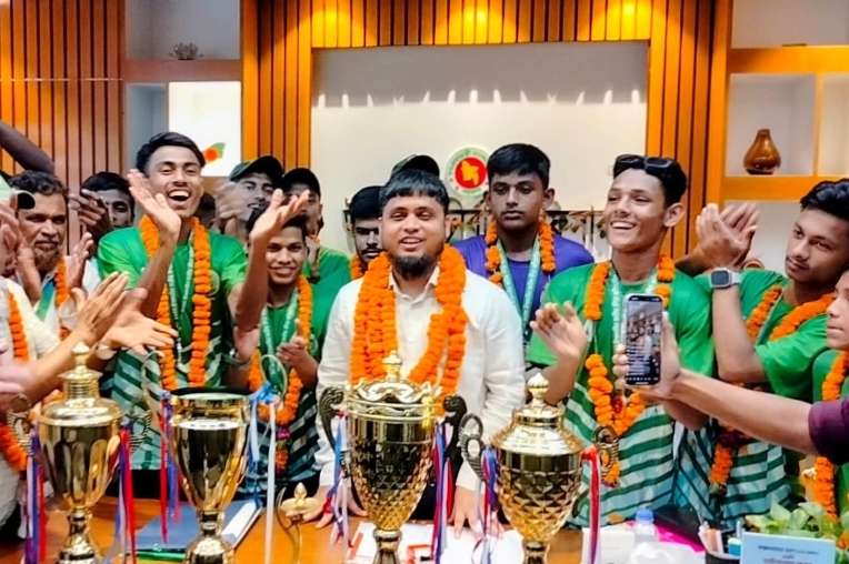 উখিয়ার ক্রীড়াঙ্গনে নতুন ইতিহাস : জাতীয় পর্যায়ে রানারআপ একেএনসি উচ্চ বিদ্যালয়, পেলো সংবর্ধনা উখিয়ার ক্রীড়াঙ্গনে নতুন ইতিহাস : জাতীয় পর্যায়ে রানারআপ একেএনসি উচ্চ বিদ্যালয়, পেলো সংবর্ধনা