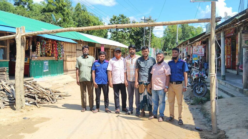 ঈদগাঁওয়ে বালি-মাটি ও বনজ সম্পদ রক্ষায়  রাস্তায় বাঁশকলের ব্যারিকেড স্থাপন