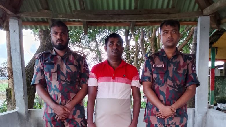 উখিয়ায় ইয়াবা গডফাদার মনির হোসেন বিজিবির অভিযানে আটক উখিয়ায় ইয়াবা গডফাদার মনির হোসেন বিজিবির অভিযানে আটক