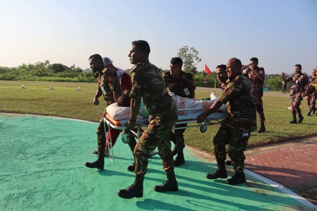 তুমব্রু সীমান্তে মাইন বিস্ফোরণে আহত বিজিবি সদস্যকে হেলিকপ্টারে ঢাকায় সিএমএইচে স্থানান্তর তুমব্রু সীমান্তে মাইন বিস্ফোরণে আহত বিজিবি সদস্যকে হেলিকপ্টারে ঢাকায় সিএমএইচে স্থানান্তর