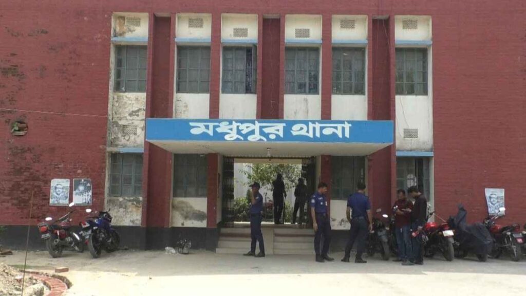 টাঙ্গাইলে ভ্যান-মাহিন্দ্রা-পিকআপের ত্রিমুখী সংঘর্ষ, নিহত ৪