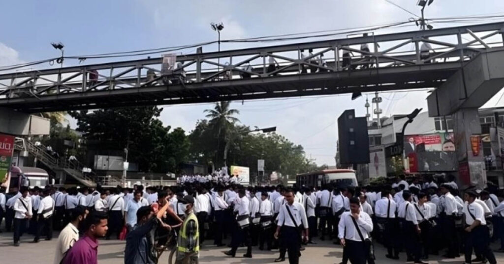 ঢাকা কলেজ শিক্ষার্থীদের সায়েন্সল্যাব মোড় অবরোধ, যানচলাচল বন্ধ