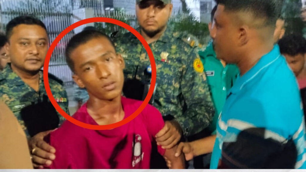 নির্বাচন কমিশনের সামনে ককটেল বিস্ফোরণের সময় যুবক আটক নির্বাচন কমিশনের সামনে ককটেল বিস্ফোরণের সময় যুবক আটক