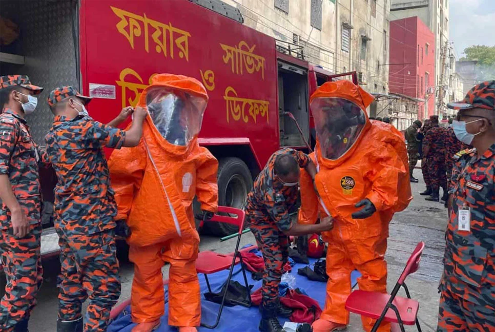 মিরপুরে পুড়ে যাওয়া গুদামে বিষাক্ত গ্যাস, হাইড্রোজেন সালফাইডের মাত্রা প্রাণঘাতী পর্যায়ে মিরপুরে পুড়ে যাওয়া গুদামে বিষাক্ত গ্যাস, হাইড্রোজেন সালফাইডের মাত্রা প্রাণঘাতী পর্যায়ে