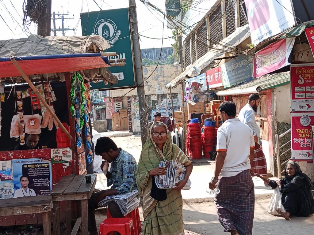 বয়সে হার না মানা বৃদ্ধা পত্রিকা হকার শেফালীর চলাচলের রাস্তায় প্রভাবশালীর ছাদ ঢালাই বয়সে হার না মানা বৃদ্ধা পত্রিকা হকার শেফালীর চলাচলের রাস্তায় প্রভাবশালীর ছাদ ঢালাই