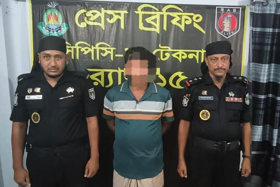 টেকনাফে র্যাবের বিশেষ অভিযানে চার মামলার ওয়ারেন্টভুক্ত শীর্ষ সন্ত্রাসী গ্রেফতার টেকনাফে র্যাবের বিশেষ অভিযানে চার মামলার ওয়ারেন্টভুক্ত শীর্ষ সন্ত্রাসী গ্রেফতার