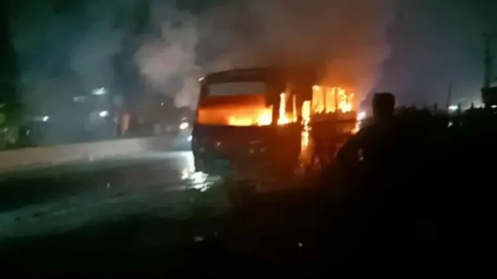 গাজীপুরে দাঁড়িয়ে থাকা বাসে আগুন দিলো দুর্বৃত্তরা