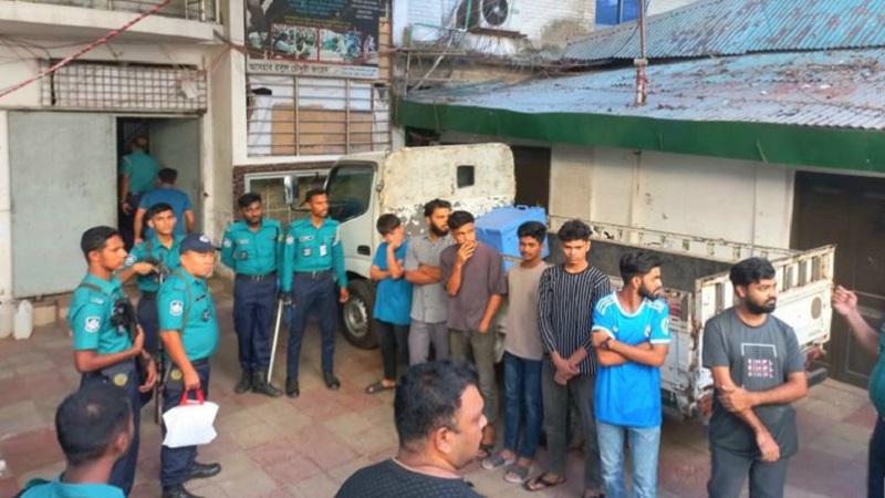 চট্টগ্রামে সাবেক শিক্ষামন্ত্রীর বাসায় পুলিশের অভিযান, আটক ৭ চট্টগ্রামে সাবেক শিক্ষামন্ত্রীর বাসায় পুলিশের অভিযান, আটক ৭