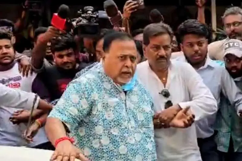 তিন বছর তিন মাস কারাভোগের পর জামিন পেলেন পশ্চিমবঙ্গের সাবেক শিক্ষামন্ত্রী তিন বছর তিন মাস কারাভোগের পর জামিন পেলেন পশ্চিমবঙ্গের সাবেক শিক্ষামন্ত্রী