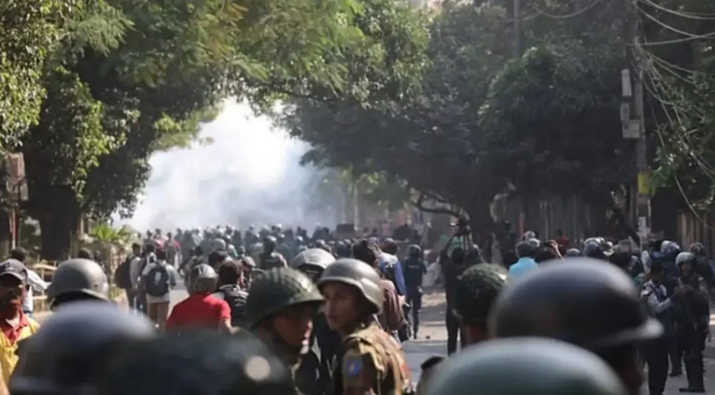 ধানমন্ডি-৩২ নম্বরে ধাওয়া-পাল্টা ধাওয়া, পুলিশের সাউন্ড গ্রেনেড নিক্ষেপ ধানমন্ডি-৩২ নম্বরে ধাওয়া-পাল্টা ধাওয়া, পুলিশের সাউন্ড গ্রেনেড নিক্ষেপ