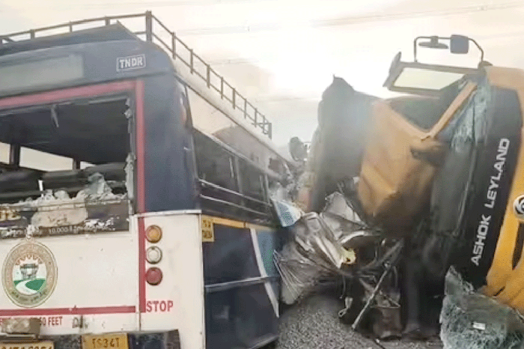 ভারতের তেলেঙ্গানায় যাত্রীবাহী বাস-ট্রাকের মুখোমুখি সংঘর্ষ, নিহত ২০ ভারতের তেলেঙ্গানায় যাত্রীবাহী বাস-ট্রাকের মুখোমুখি সংঘর্ষ, নিহত ২০