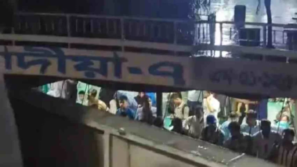 মেঘনায় ২০০ যাত্রী নিয়ে ডুবোচরে আটকা পড়ল লঞ্চ মেঘনায় ২০০ যাত্রী নিয়ে ডুবোচরে আটকা পড়ল লঞ্চ