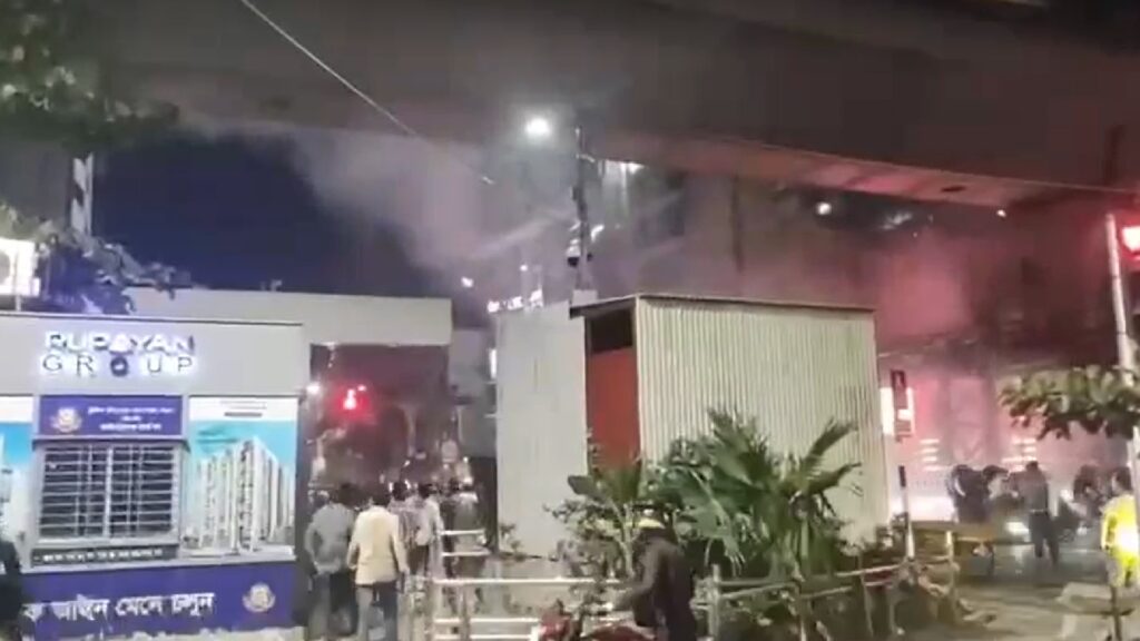 রাজধানীর বাংলামোটরে এনসিপির কার্যালয়ের সামনে ককটেল বিস্ফোরণ রাজধানীর বাংলামোটরে এনসিপির কার্যালয়ের সামনে ককটেল বিস্ফোরণ