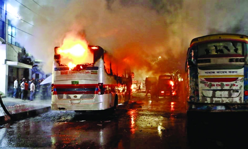 রাজধানীর রামপুরায় টিভি সেন্টারের সামনে বাসে আগুন রাজধানীর রামপুরায় টিভি সেন্টারের সামনে বাসে আগুন