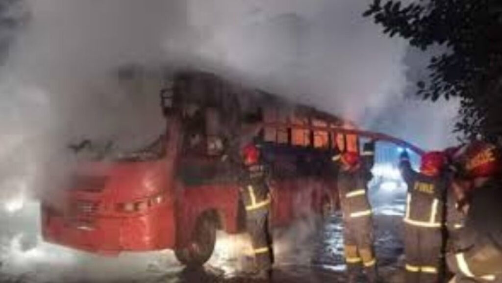 রাতভর রাজধানী ও দেশের বিভিন্ন স্থানে ককটেল বিস্ফোরণ-যানবাহনে আগুন