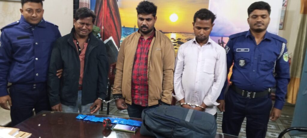 রামুতে ইয়াবাসহ তিন মাদক পাচারকারী আটক, নারী সহযোগী পলাতক