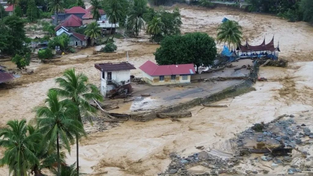 ইন্দোনেশিয়ায় ভয়াবহ বন্যায় মৃতের সংখ্যা ৫০০ ছাড়াল, এখনো নিখোঁজ শত শত মানুষ