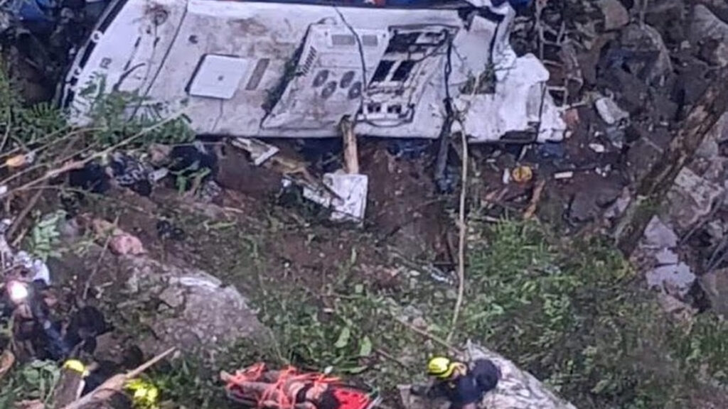 কলম্বিয়ায় ৮০ মিটার গভীর খাদে পড়ল স্কুল বাস, নিহত অন্তত ১৭ জন
