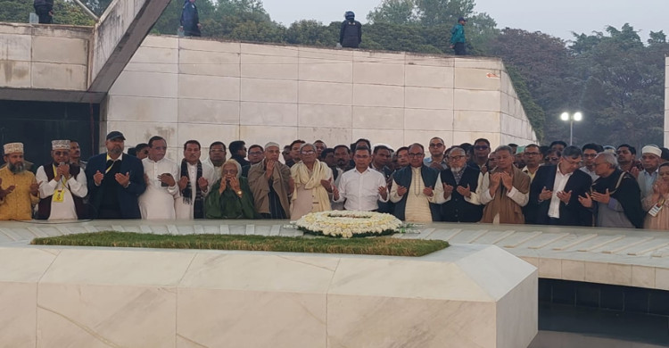 দীর্ঘ ১৯ বছর পর বাবার কবর জিয়ারত করলেন তারেক রহমান দীর্ঘ ১৯ বছর পর বাবার কবর জিয়ারত করলেন তারেক রহমান