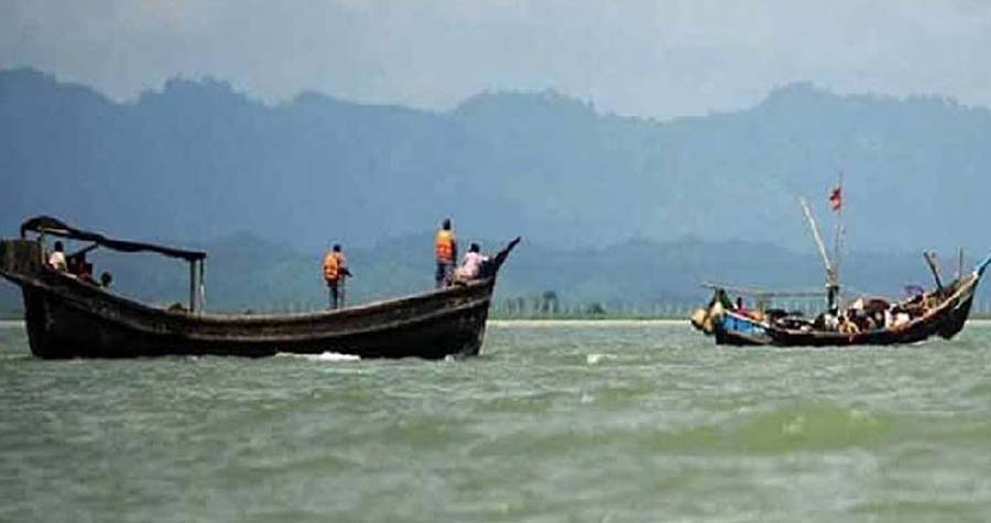 দুটি ট্রলারসহ ১৩ বাংলাদেশি জেলেকে ধরে নিয়ে গেলো আরাকান আর্মি দুটি ট্রলারসহ ১৩ বাংলাদেশি জেলেকে ধরে নিয়ে গেলো আরাকান আর্মি