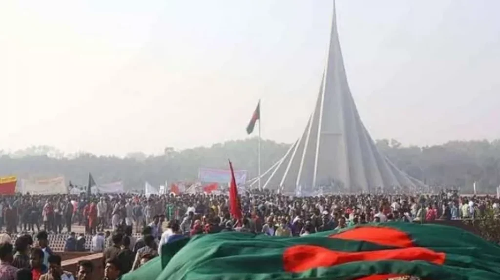 মহান বিজয় দিবসে বীর শহীদদের প্রতি শ্রদ্ধা জানাতে স্মৃতিসৌধে জনতার ঢল