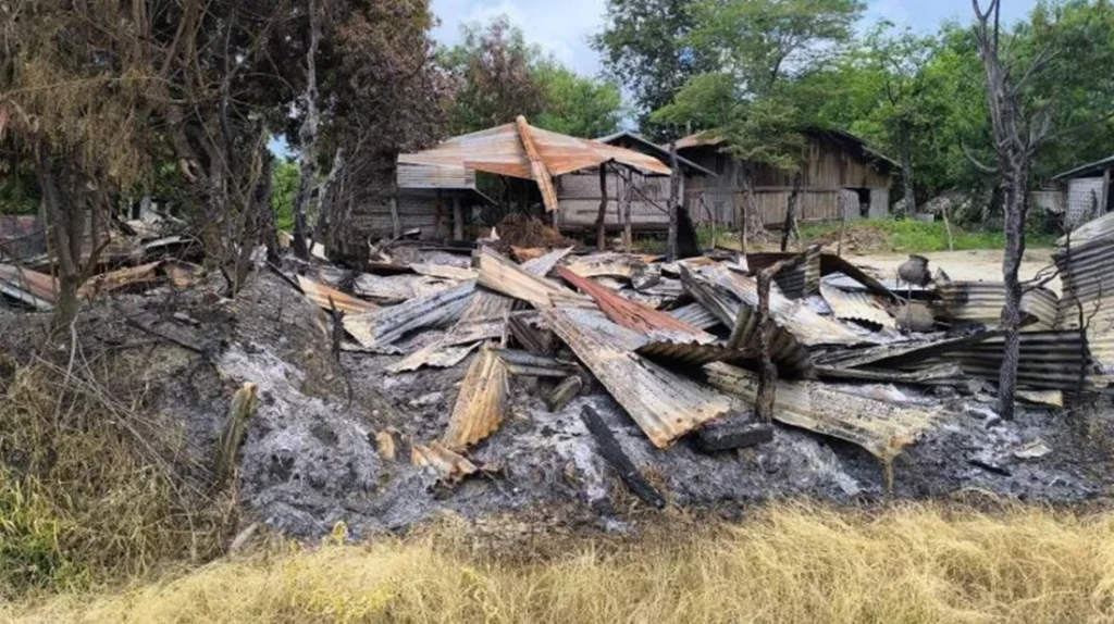 মিয়ানমারে জান্তা বাহিনীর বিমান হামলায় অন্তত ১৮ জন নিহত মিয়ানমারে জান্তা বাহিনীর বিমান হামলায় অন্তত ১৮ জন নিহত