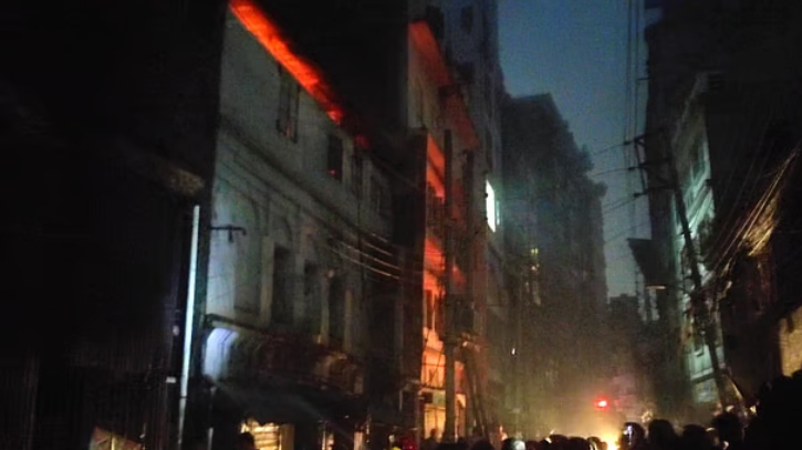 রাজধানীর চকবাজারে আবাসিক ভবনে লাগা আগুন নিয়ন্ত্রণে রাজধানীর চকবাজারে আবাসিক ভবনে লাগা আগুন নিয়ন্ত্রণে