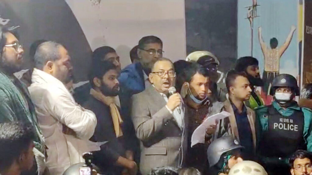 রাতে শাহবাগে উপস্থিত হয়ে যা বললেন ডিএমপি কমিশনার রাতে শাহবাগে উপস্থিত হয়ে যা বললেন ডিএমপি কমিশনার
