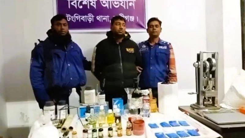 বিদেশ থেকে মেশিন এনে ইয়াবা তৈরি করতেন যুবক বিদেশ থেকে মেশিন এনে ইয়াবা তৈরি করতেন যুবক