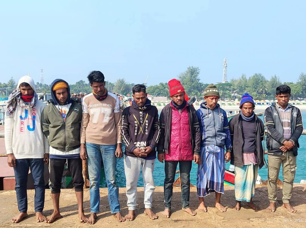 সেন্টমাটিনে নৌবাহিনীর অভিযানে ১০ দালাল সহ ২৭৩ ভিকটিম উদ্ধার
