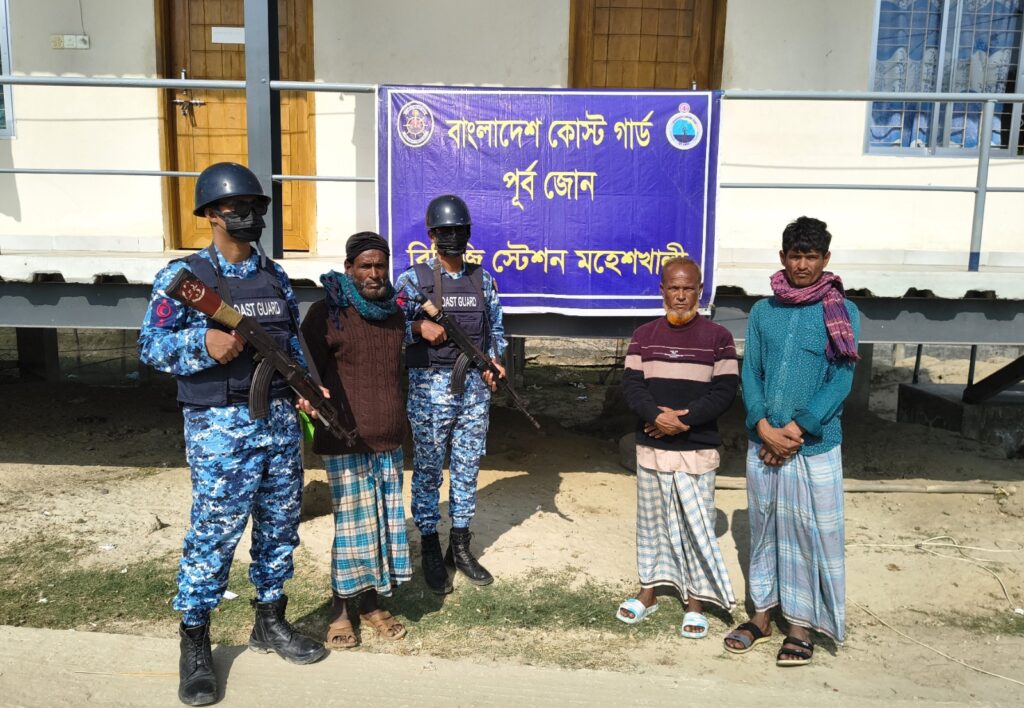 মহেশখালীতে লবণবাহী বোটে ডাকাতি: ২ মাঝিকে উদ্ধারসহ ১ ডাকাত সহযোগী আটক করেছে কোস্ট গার্ড