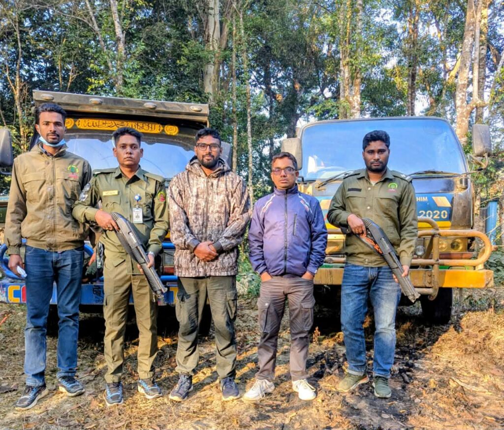 উখিয়ায় অবৈধভাবে বালু উত্তোলন ও পাচার, ডাম্পার জব্দ