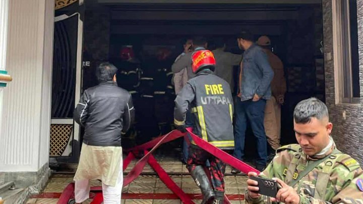 উত্তরায় বহুতল ভবনে অগ্নিকাণ্ডের ঘটনায় নিহত বেড়ে ৬ উত্তরায় বহুতল ভবনে অগ্নিকাণ্ডের ঘটনায় নিহত বেড়ে ৬