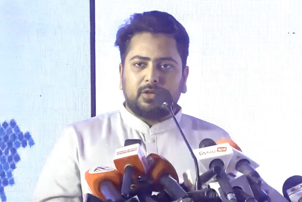 ক্ষমতায় এলে সব সুবিধা এক কার্ডে মিলবে, রাজনীতি এখন কার্ডের দখলে ক্ষমতায় এলে সব সুবিধা এক কার্ডে মিলবে, রাজনীতি এখন কার্ডের দখলে