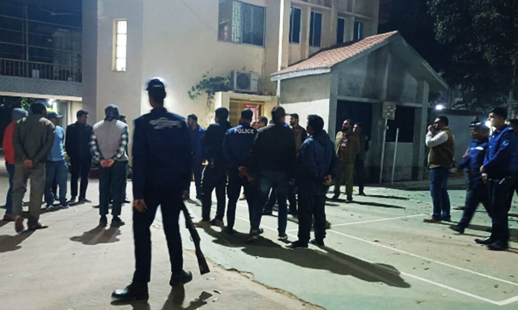গোপালগঞ্জে জেলা জজের বাসভবনে ককটেল হামলা, তদন্তে যৌথ বাহিনী গোপালগঞ্জে জেলা জজের বাসভবনে ককটেল হামলা, তদন্তে যৌথ বাহিনী
