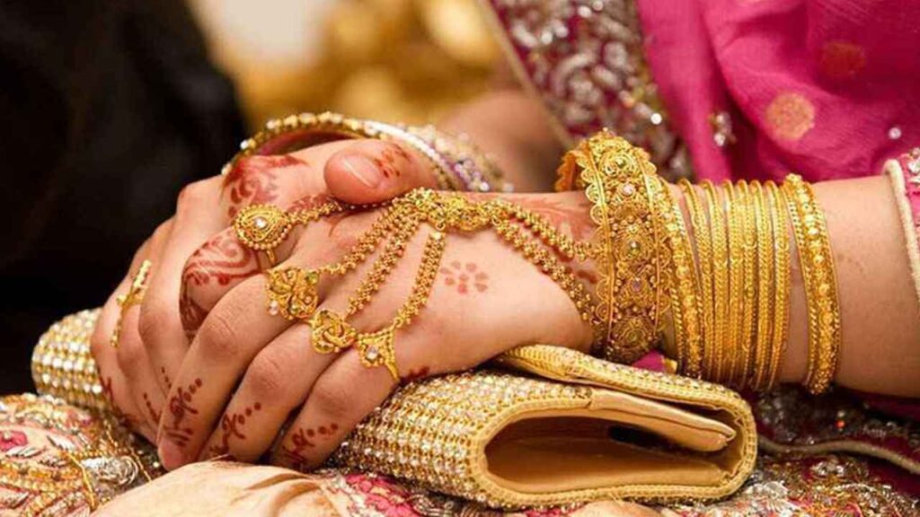 নতুন বছরে দেশের বাজারে প্রথমবার বাড়ল সোনার দাম নতুন বছরে দেশের বাজারে প্রথমবার বাড়ল সোনার দাম