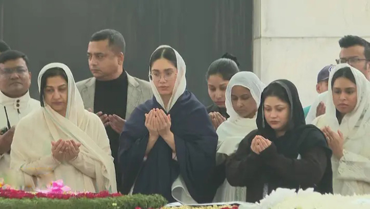 সদ্যপ্রয়াত খালেদা জিয়ার কবর জিয়ারত করলেন নাতনি জাইমা রহমানসহ পরিবারের সদস্যরা সদ্যপ্রয়াত খালেদা জিয়ার কবর জিয়ারত করলেন নাতনি জাইমা রহমানসহ পরিবারের সদস্যরা