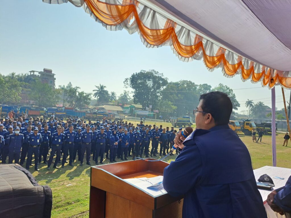 চকরিয়ায় নির্বাচনে দায়িত্বপ্রাপ্ত আইনশৃঙ্খলা রক্ষাকারী বাহিনীর সদস্যদের প্যারেড ব্রিফিং