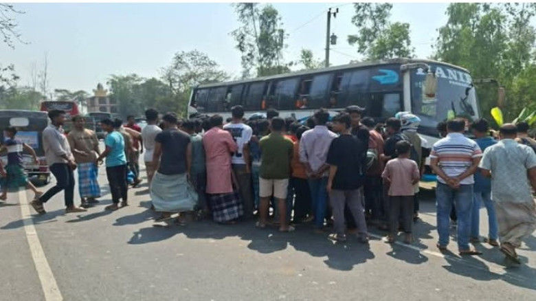 কক্সবাজারমুখী যাত্রীবাহী বাস চাপায় মোটরসাইকেল আরোহী নিহত কক্সবাজারমুখী যাত্রীবাহী বাস চাপায় মোটরসাইকেল আরোহী নিহত