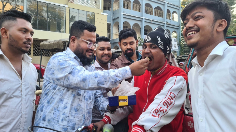 স্বরাষ্ট্রমন্ত্রী সালাহউদ্দিন আহমদ, কক্সবাজারে মিষ্টি বিতরণ স্বরাষ্ট্রমন্ত্রী সালাহউদ্দিন আহমদ, কক্সবাজারে মিষ্টি বিতরণ
