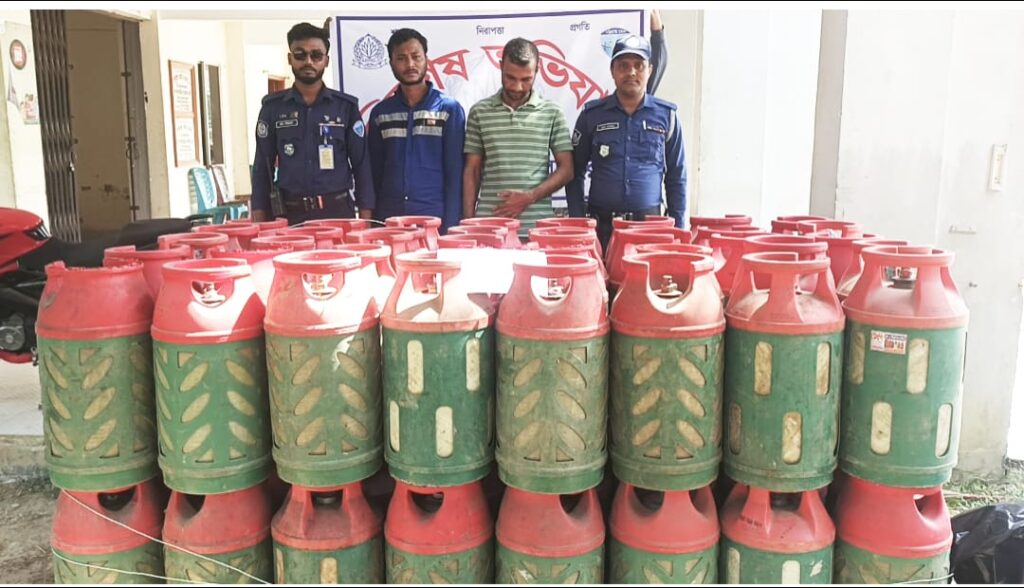 পেকুয়ায় চুরি হওয়া ৮০টি গ্যাসের সিলিন্ডার রোহিঙ্গা ক্যাম্প থেকে উদ্ধার, আটক ২ পেকুয়ায় চুরি হওয়া ৮০টি গ্যাসের সিলিন্ডার রোহিঙ্গা ক্যাম্প থেকে উদ্ধার, আটক ২