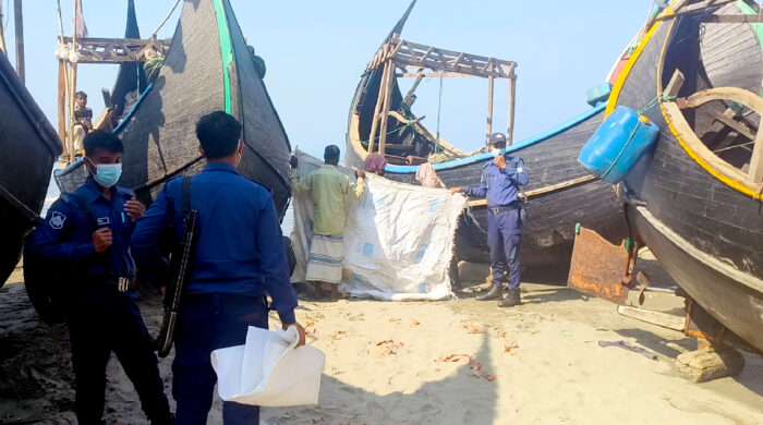 টেকনাফ সমুদ্রসৈকতে অজ্ঞাতনামা নারী-পুরুষের মরদেহ উদ্ধার