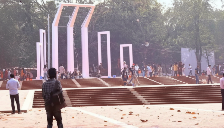 অমর একুশে পালনে প্রস্তুত শহীদ মিনার, চলছে শেষ মুহূর্তের আলপনার কাজ অমর একুশে পালনে প্রস্তুত শহীদ মিনার, চলছে শেষ মুহূর্তের আলপনার কাজ