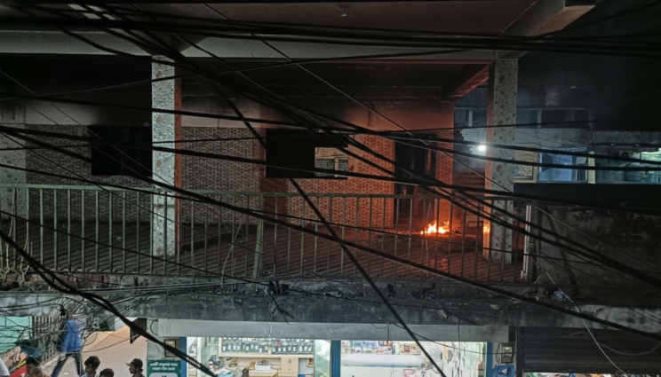 খুলনায় আ.লীগ কার্যালয়ে প্রবেশ করে স্লোগান, রাতে অগ্নিসংযোগ খুলনায় আ.লীগ কার্যালয়ে প্রবেশ করে স্লোগান, রাতে অগ্নিসংযোগ