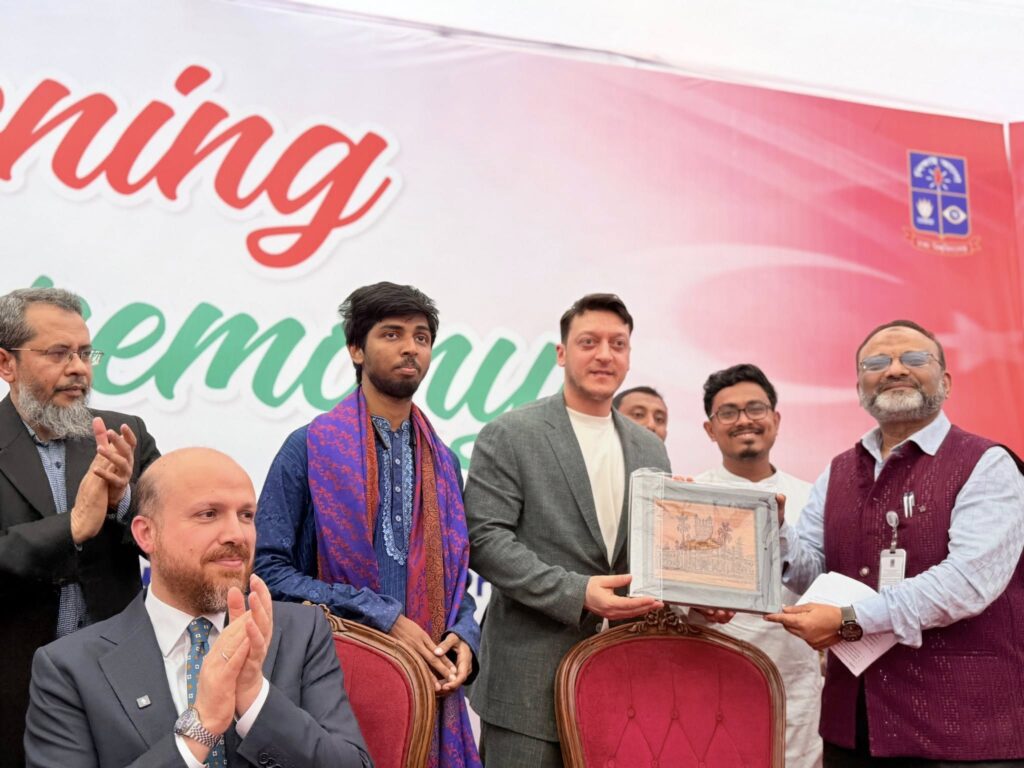 ঢাকা বিশ্ববিদ্যালয়ে বিশ্বকাপজয়ী ফুটবলার মেসুত ওজিল